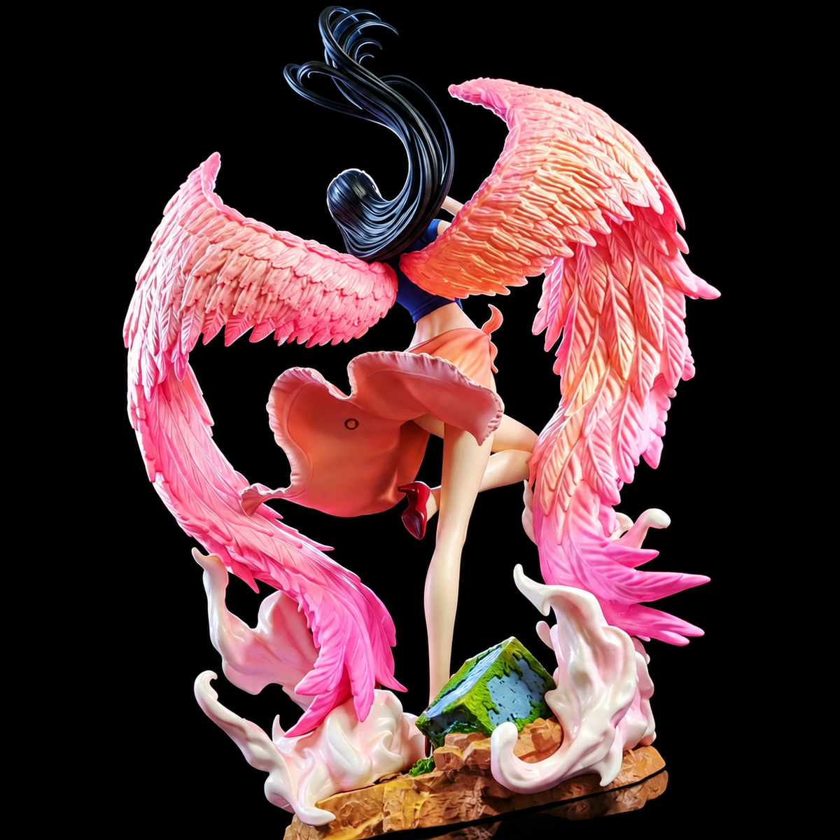 Vue arrière de la figurine Nico Robin et de ses ailes sculptées