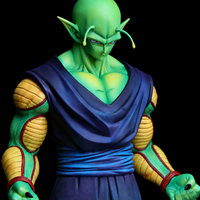 Vue trois-quarts de la figurine Piccolo avec tenue violette