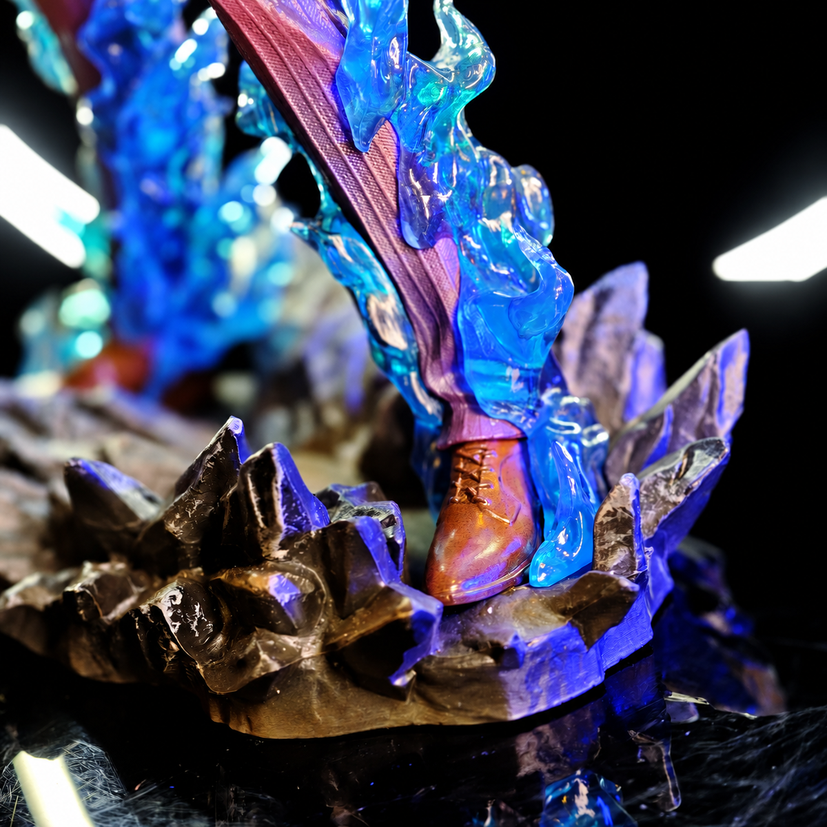 Détail du socle rocheux et des effets bleus de la figurine Sanji