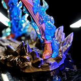Détail du socle rocheux et des effets bleus de la figurine Sanji