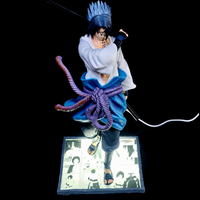 Vue en plongée de Sasuke Marque Maudite et de son socle lumineux