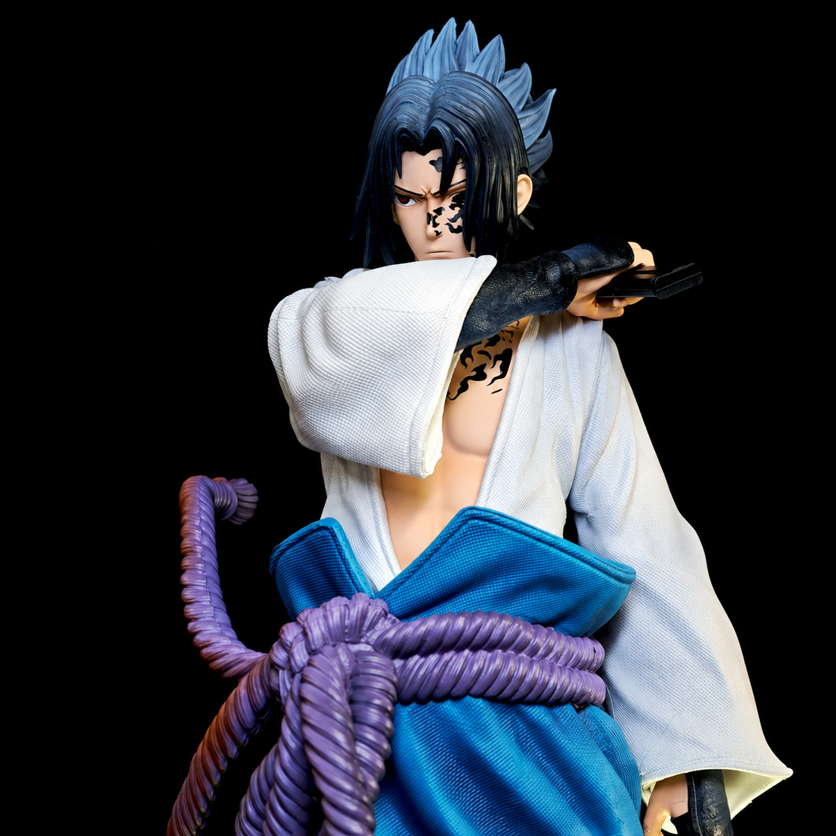 Gros plan du visage de Sasuke et de la Marque Maudite