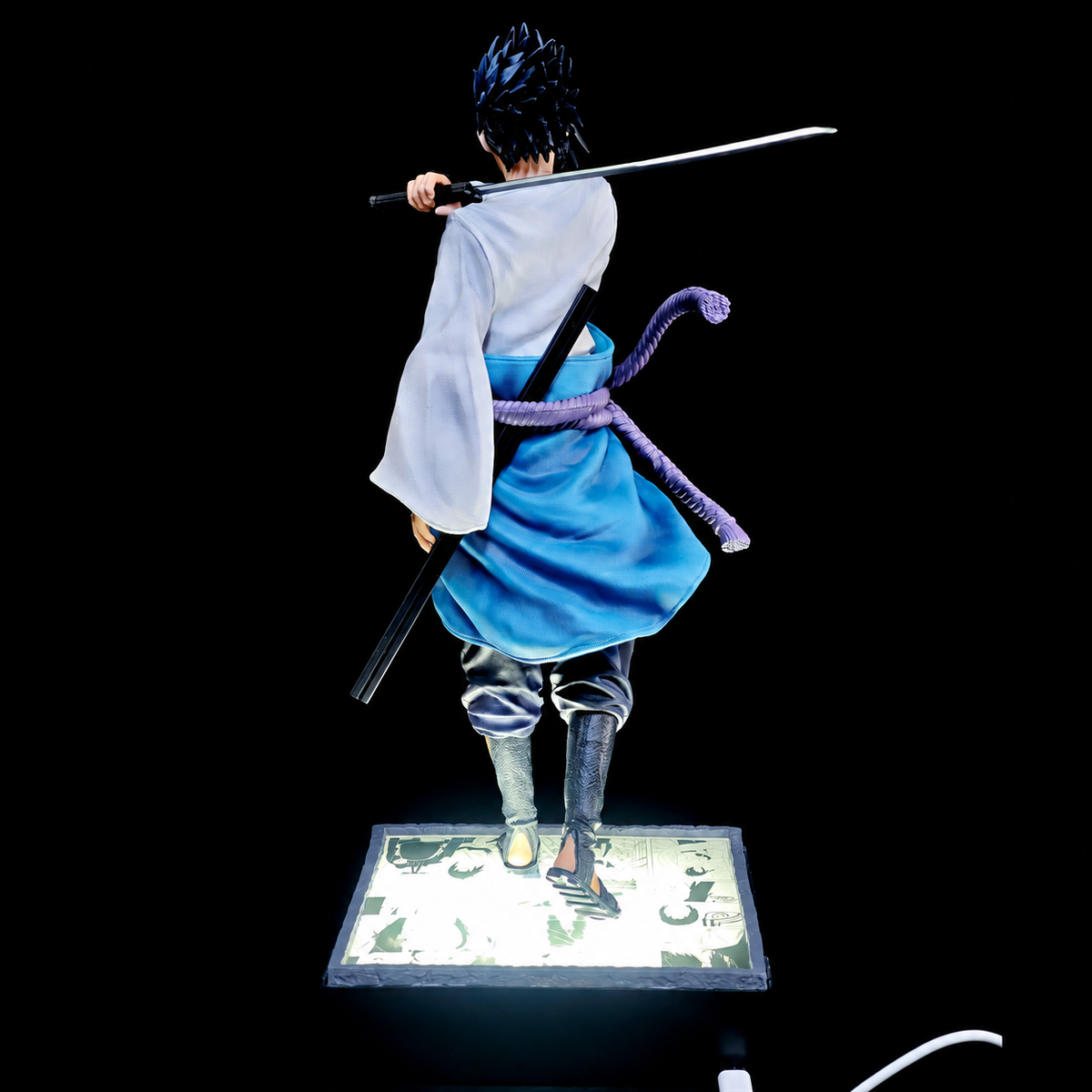 Vue arrière de la figurine Sasuke Marque Maudite avec katana