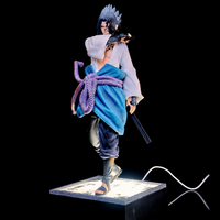 Vue trois-quarts de la figurine Sasuke Marque Maudite sur son socle lumineux