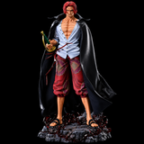 Figurine Shanks le Roux avec cape noire, sabre et socle sculpté