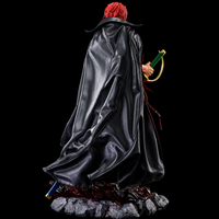 Vue arrière de Shanks le Roux avec sa longue cape noire