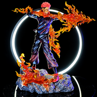 Figurine Sukuna Fuga entouré d’effets de flammes sur son socle rocheux