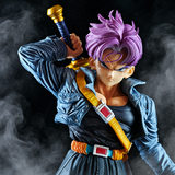 Gros plan de la tête interchangeable aux cheveux violets de Trunks