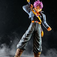 Vue en pied de Trunks du futur avec sa tête aux cheveux violets