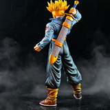 Vue arrière de Trunks du futur avec veste Capsule Corp et épée