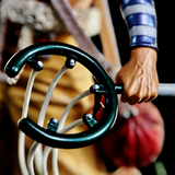 Gros plan de la fronde tenue par Usopp