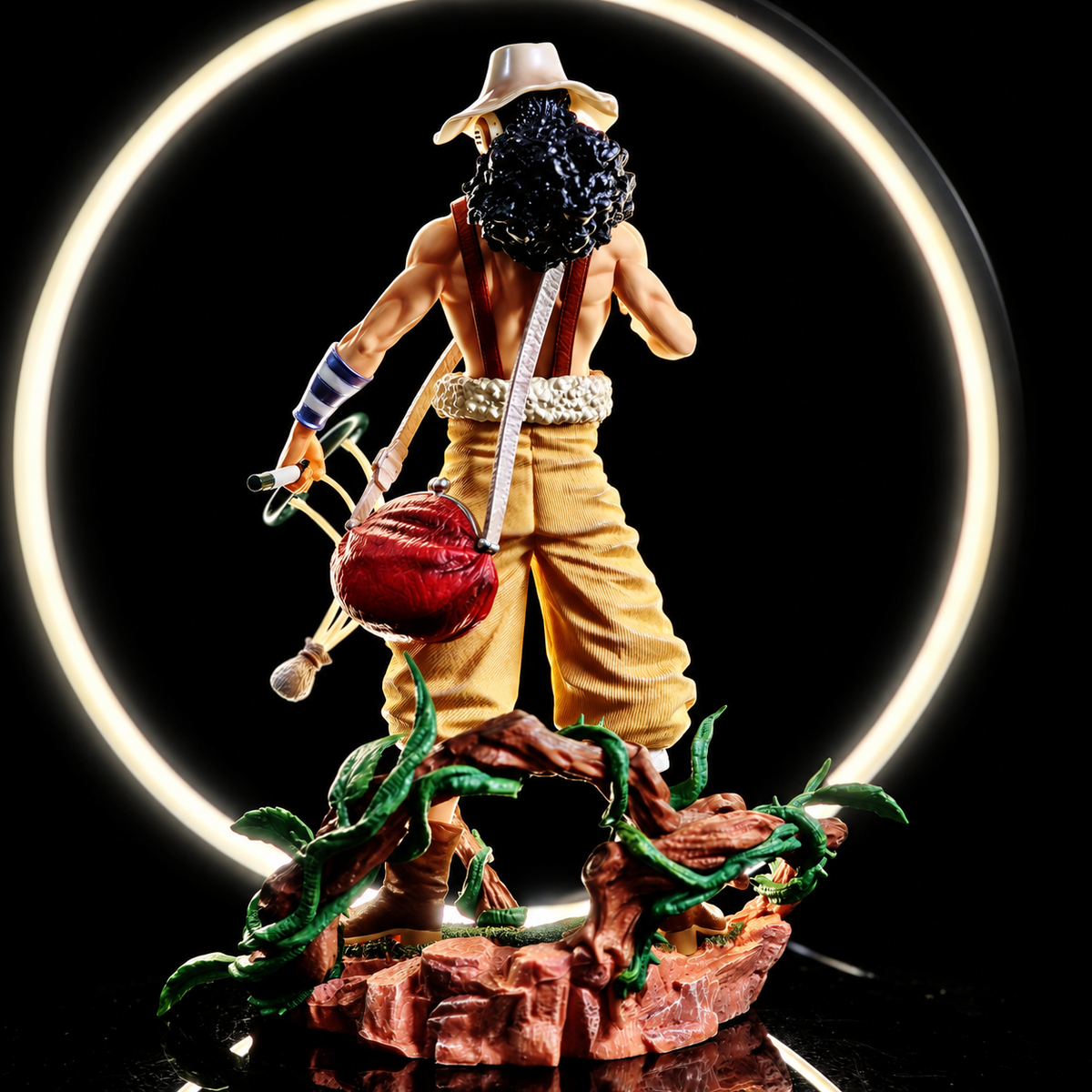 Vue arrière complète de la figurine Usopp et de son socle décoratif