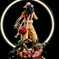 Vue arrière complète de la figurine Usopp et de son socle décoratif