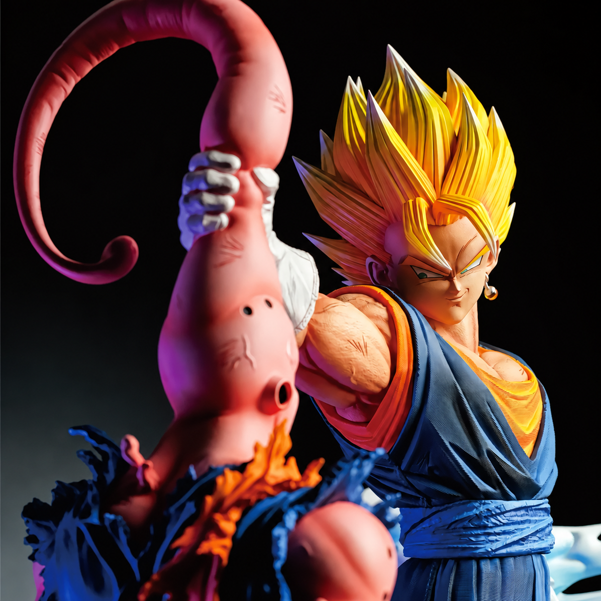 Détail de la figurine Vegito Super Saiyan tenant Majin Buu