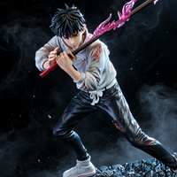 Vue trois-quarts de Yuta Okkotsu tenant son katana
