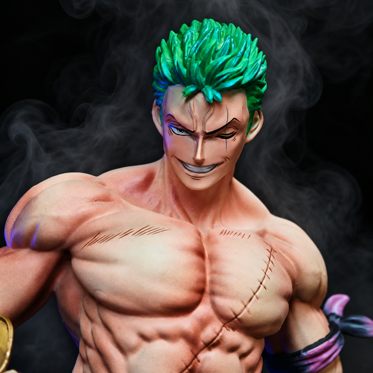 Gros plan de Zoro Onigashima avec cheveux verts
